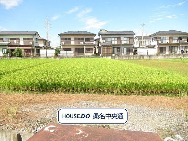 ゆとりある約101坪のお土地です。田園風景が広がっていて、静かな住環境です。毎日をゆったりと過ごすことができそうです。（2022年8月13日　撮影）