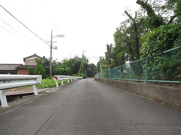 南側公道幅員約4mの前面道路です。車がすれ違うには厳しい道幅ですが、車はスピードを抑えて走行するので、お子様にも安全な道幅となっています。（2022年8月14日　撮影）