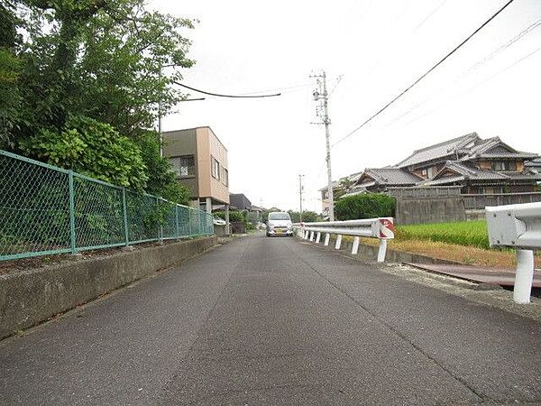 南側公道幅員約4mの前面道路です。普通車が1台通れる幅となります。大型車の通行が少ないので、振動や騒音が抑えられます。（2022年8月14日　撮影）