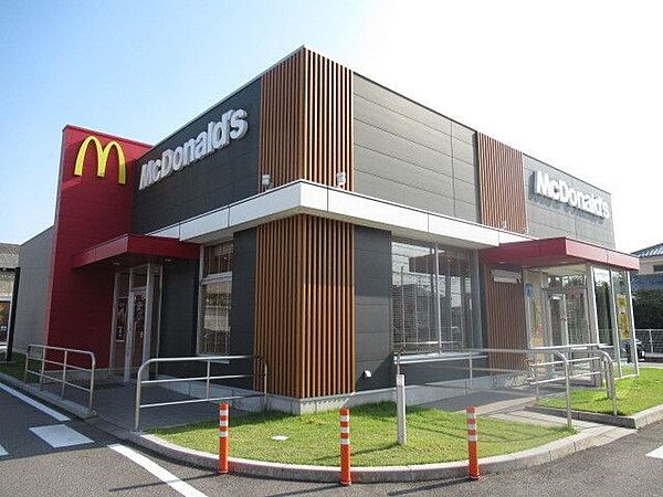 【マクドナルド　桑名並木通り店】ハンバーガーやフライドチキンなどがメインの、世界規模で展開するファーストフードチェーン店。店内は広く、ドライブスルーもあり。 1180m