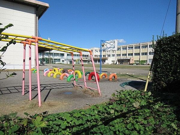 【城南小学校】学校の最寄り駅は「近鉄：伊勢朝日駅」徒歩約29分となります。近くに警察署や病院があり安心ですね。 310m
