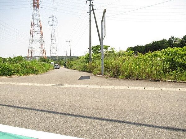 北西側、前面道路幅員約5.4ｍの私道です。2台の車がすれ違うことが出来る道幅です。角地で見通しがよい立地です。（2023年6月19日　撮影）