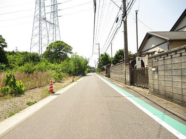 南西側、前面道路幅員約5ｍの公道です。2台の車がすれ違うことが出来る道幅です。緑色のカラー舗装がされているので歩行も安心ですね。（2023年6月19日　撮影）
