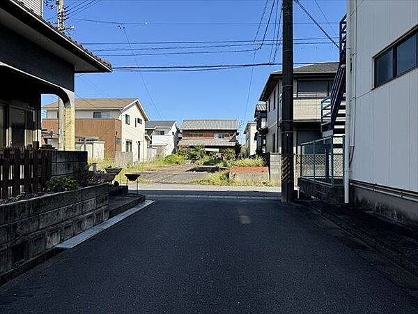 幅員約4.1mの前面道路です。車がすれ違うには厳しい道幅ですが、車はスピードを抑えて走行するので、お子様にも安全な道幅となっています。（2024年10月13日撮影）