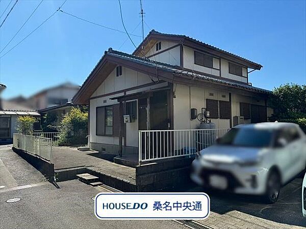 1980年築の軽量鉄骨造2階建て、間取りは4LDK。全個室南向きで陽が入りやすく、洋室と和室を両方備えています。小中学校までは徒歩約10分の立地です。（2024年10月13日撮影）