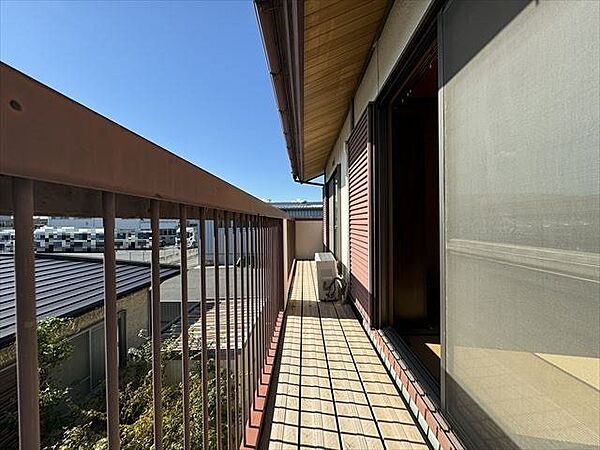 格子手すりのベランダは眺望が開けるだけでなく、室内に風や日光を届けてくれます。（2024年10月13日撮影）