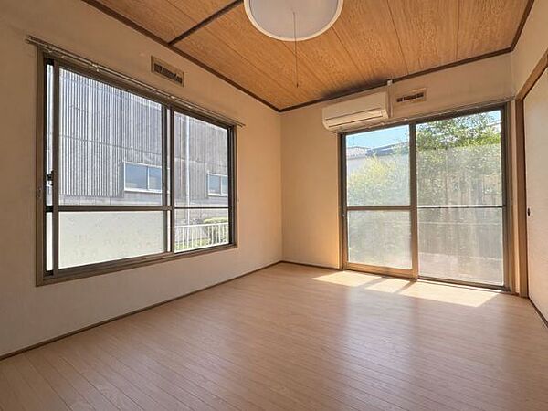1階洋室6帖：2面に大きな窓があり、日当たりや風通しの良いお部屋です。西側全体が収納になっていてお部屋を広くつかえます。（2024年10月13日撮影）※AIによる物消し加工を行っています