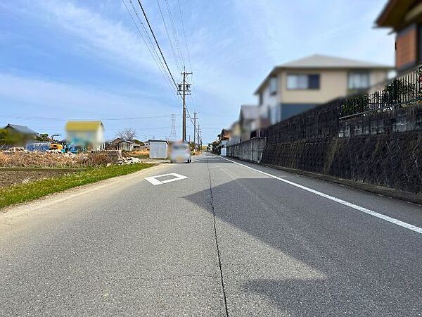 幅員約6.8mの前面道路です。車が余裕を持ってすれ違うことが出来る道幅です。車の出し入れも余裕を持って行うことが出来ます。
