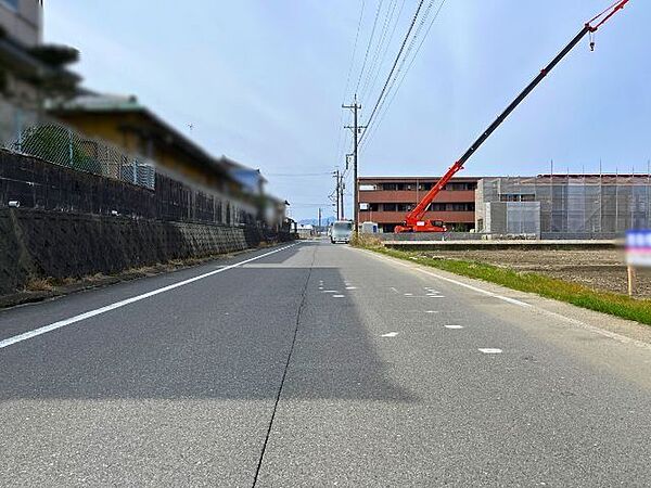 幅員約6.8mの前面道路です。車の出し入れもしやすく、また配達などの車が停まっていても通行出来る道幅となっています。