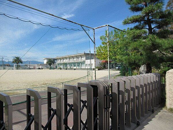 長島北部小学校　ＪＲ関西本線「長島駅」から長島北部小学校まで徒歩約24分。子供達がたくさん走り回る事の出来る広々とした校庭があります。 1620m