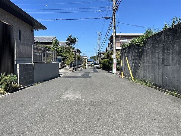 西側幅員約6mの前面道路です。車の出し入れもしやすく、また配達などの車が停まっていても通行出来る道幅となっています。（2025年10月9日　撮影）