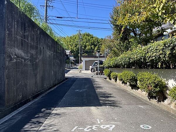 北側幅員約4mの前面道路です。車がすれ違うには厳しい道幅ですが、車はスピードを抑えて走行するので、お子様にも安全な道幅となっています。（2025年10月9日　撮影）
