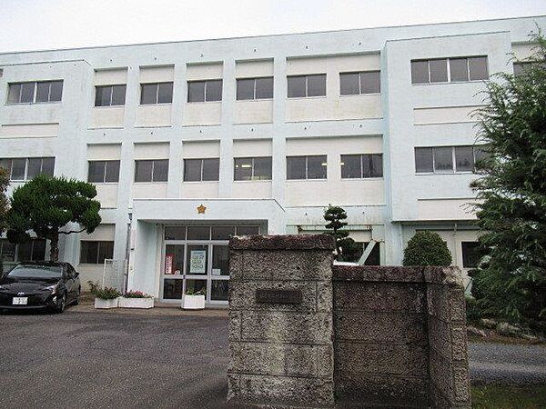 大和小学校　多度の山並みや木曽三川、桑名市街を眺める事の出来る小高い丘の上に建っています。「夢」に向かって輝き、「ともに生きる」子の育成　を学校教育目標としている小学校です。 880m