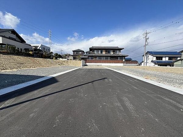 幅員約6mの前面道路です。車の出し入れもしやすく、また配達などの車が停まっていても通行出来る道幅となっています。（2024年3月21日　撮影）