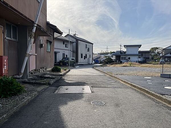 幅員約2.1mの前面道路です。セットバックが必要な道路となります。大型車が入ってこれないので、騒音などの心配はありません。（2025年11月7日　撮影）