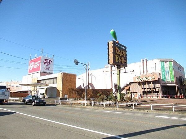 ロピア 桑名サンシティ店ロープライスのユートピア(理想郷)をつくることを目標に生まれたスーパーマーケット。2024年2月オープン。 1140m