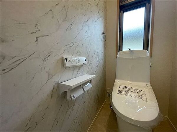 おしゃれなクロスのトイレです。各フロアにトイレが設置されています。（2024年4月20日　撮影）
