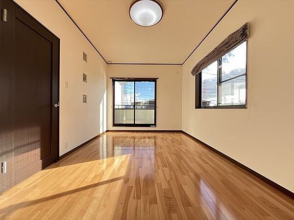 2階9.1帖洋室：3面に窓と吹き抜けからの採光窓があるため、とても明るいお部屋です。主寝室におすすめです。（2026年1月8日　撮影）
