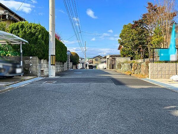 幅員約6mの前面道路です。道路幅にゆとりがあるので、車種を選びません。大きめの車を乗りたい方にもオススメです。（2025年12月7日　撮影）