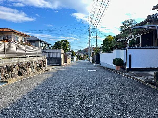 幅員約6mの前面道路です。車がすれ違うのに十分な道幅です。車が2台と通行人も通れる幅となっています。（2025年12月7日　撮影）