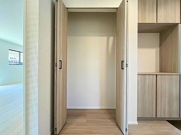 シューズボックス横にもクローゼットがあります。収納場所に困りがちな外遊び用具もしまえます。