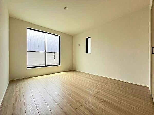 7.5帖洋室：バルコニーへ出入りできるお部屋です。2階で1番大きいので主寝室にいかがでしょうか。