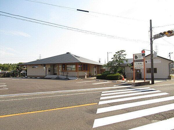 松岡こどもクリニック　【診療科目・時間】小児科・アレルギー科・内科　月～金曜（水曜休診）9時～12時/15時～18時　土曜9時～12時　日曜休診　以前の場所に新しくリニューアル。子育て支援 510m