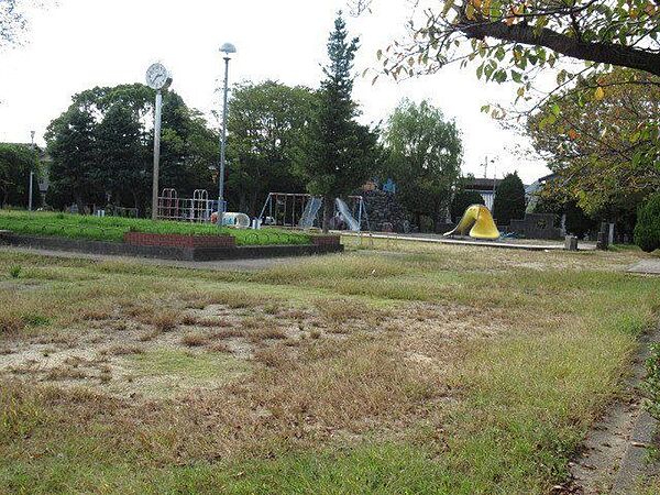 伝馬公園　ブランコ、ジャングルジム大きな滑り台、鉄棒などの遊具がある穏やかな公園 1910m