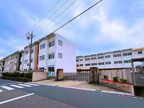 菰野町立八風中学校昭和22年創立仲間とともに学び合い　支え合って生きる生徒の育成を教育目標に掲げる 3230m