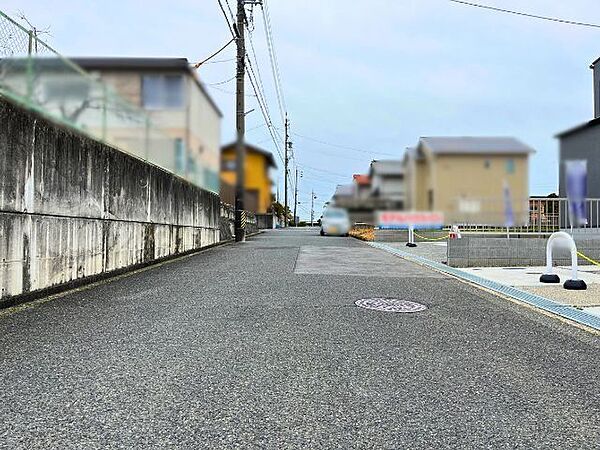 幅員約6mです。車がすれ違うことが出来る道幅です。車の出し入れも余裕を持って行うことが出来ます。