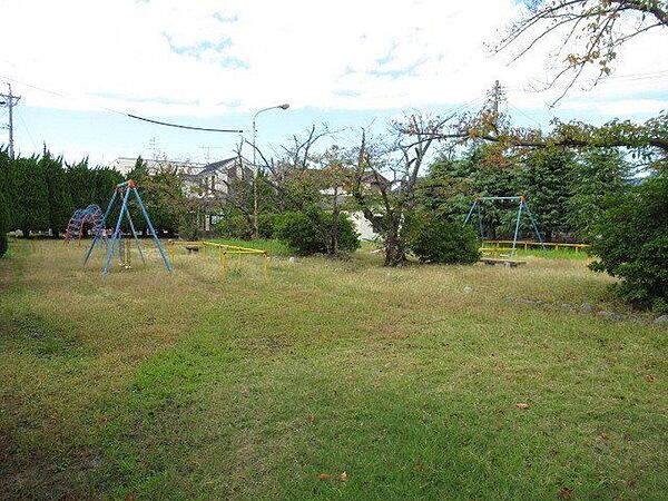 内堀公園　近くに交番もあるので安心して子供達で遊ぶことができます。 310m