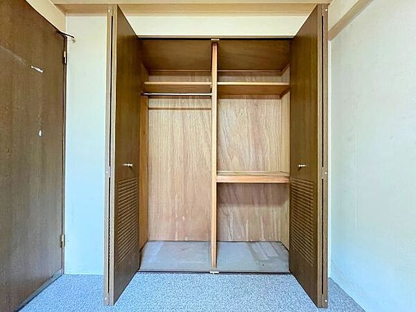 ≪5.3帖洋室：収納≫ハンガーパイプや枕棚が付いた収納スペースとなっています。