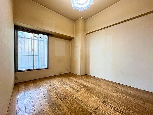 ≪5.2帖洋室≫北側のお部屋はやわらかな採光が心地よく、落ち着きがあります。