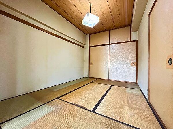 ≪6帖和室≫板張り天井が印象的な、趣ある和室となっています。