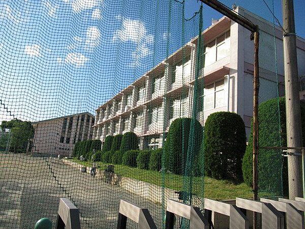修徳小学校　伝統ある地域密着学校。定期的に学校公開があり子供の様子をうかがうことができるます。挨拶がしっかりできるこ子供になるよう力を入れています。 690m