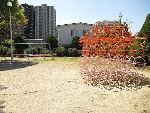 畷公園　修徳小学校の南側に位置しています。明るくて雰囲気の良い公園です。ジャングルジム、すべり台、砂場、鉄棒、ブランコ等遊具も充実した公園となっています。 840m