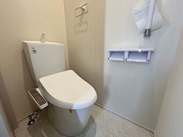 無駄のないシンプルなトイレは掃除がしやすく、またお好みに合わせた空間づくりも楽しめます。（2026年7月30日撮影）