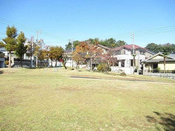 希望ヶ丘第三公園　住宅地の中にある公園です。広々としており、ブランコや滑り台などの遊具もあります。 760m