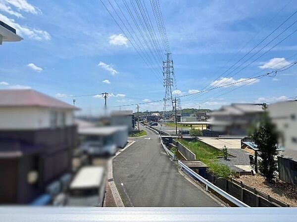 視界を遮る大きな建物がないのでバルコニーからの眺望は開けています。（2026年7月30日撮影）