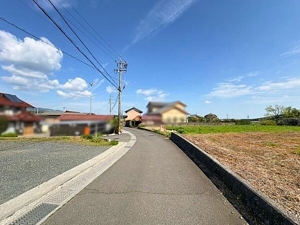 幅員約3.7mの前面道路です。セットバックが必要となりますが、道路幅が広がり安全性も高くなります。