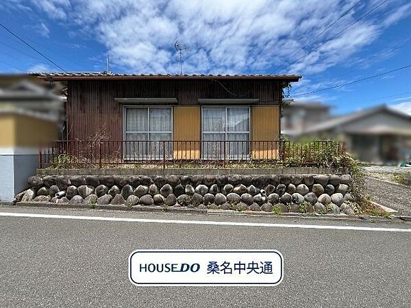 南側が広い道路なので、とても日当たりが良いです。小学校まで徒歩10分の通学しやすい立地です。