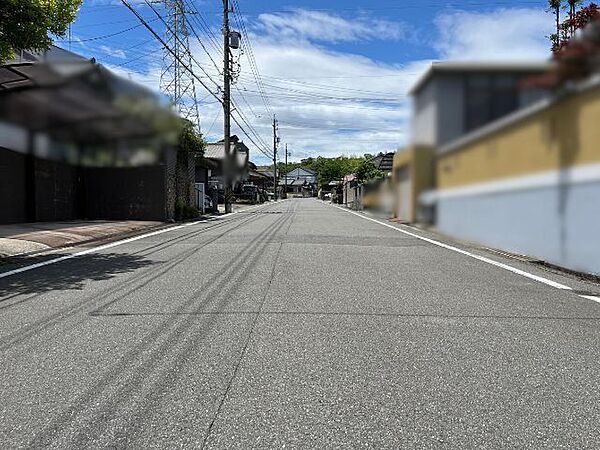 側溝を除いて7.4ｍの幅員があります。普通車がすれ違うことができる道幅です。大型車も通行できます。