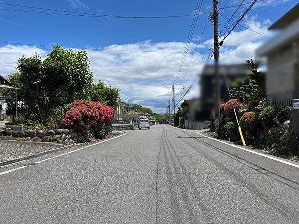 幅員が側溝を除いて7.4ｍあるので、車の出し入れもしやすいです。停車中のトラックの横も通行できます。