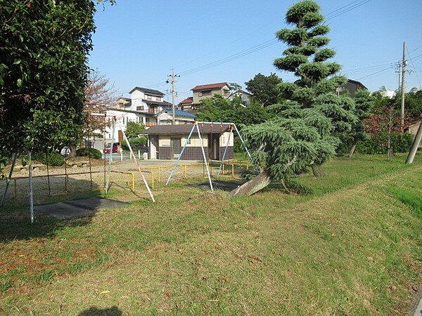 立花公園　ブランコ、ジャングル滑り台、テニスコート、屋根付きのベンチ、トイレなどがあります。テニスコート利用者の駐車場もあり。 1150m
