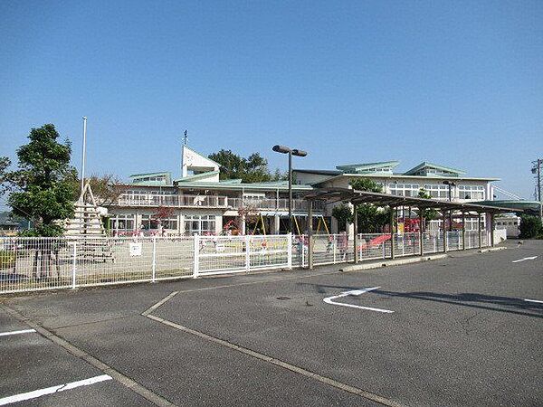 桑陽保育所　園庭がひろく、のびのびと過ごせます。他学年の小と触れ合う機会の多い保育園です。 970m