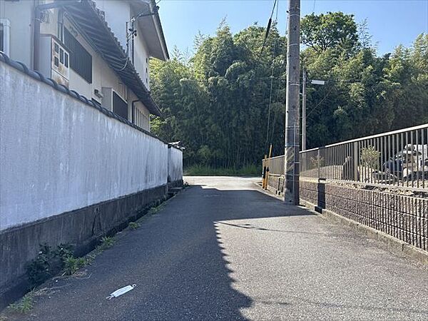 北側道路：物件の前面道路です。歩行者や車の往来が比較的少なく、安全性の高い道路環境と言えます。