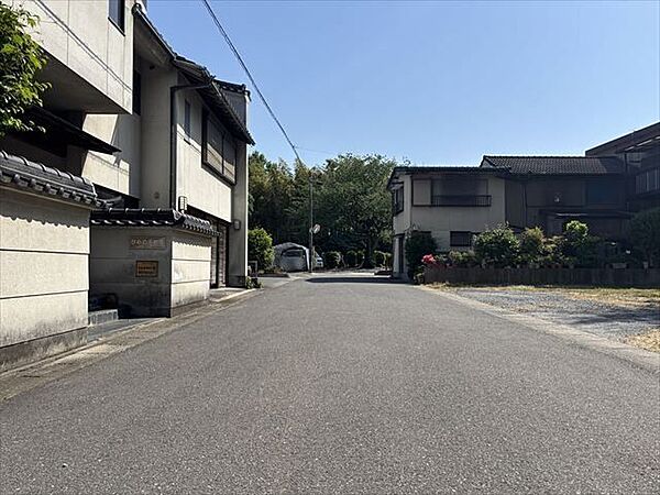 西側道路：普通車が無理なく通れる幅となります。大型車の通行が少ないので、振動や騒音が抑えられます。