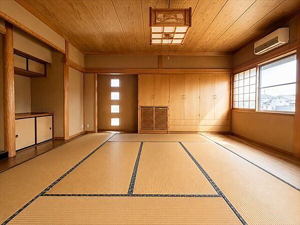 2階和室8帖：衣類をすっきりと片付けられる造作タンス付きの和室です。家具を置かない分、お部屋を広く使えます。※物消し加工を行っています