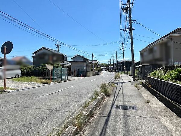 幅員9.8ｍの前面道路です。交通量は多いですが、見通しが良く歩道も広いので安心ですね。