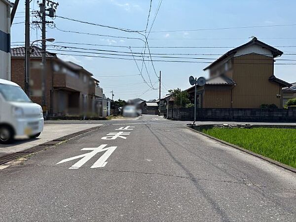 幅員4.9ｍの前面道路です。車同士がスピードを落としてすれ違うことができる道幅です。